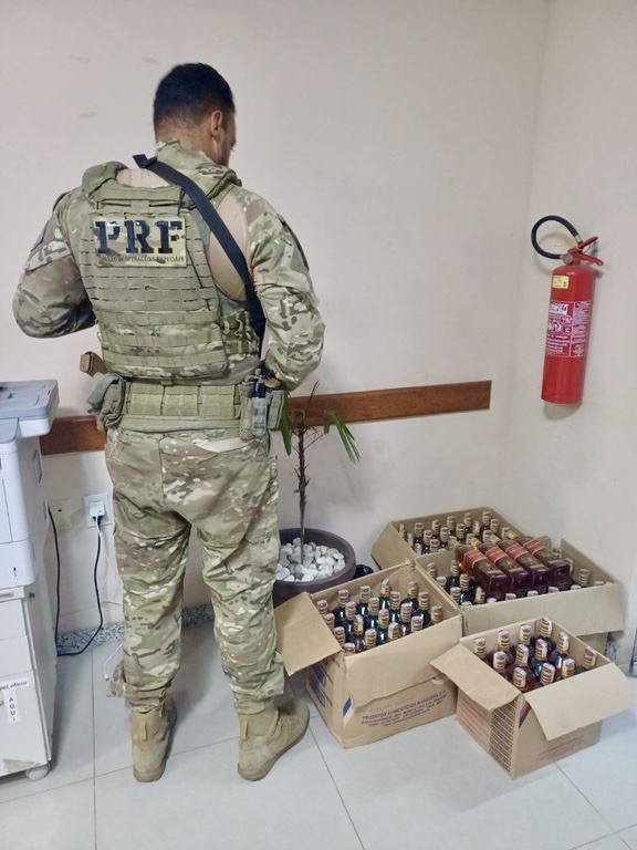 PRF apreende 90 garrafas de whisky com ind�cios de falsifica��o na BR-101 em Eun�polis