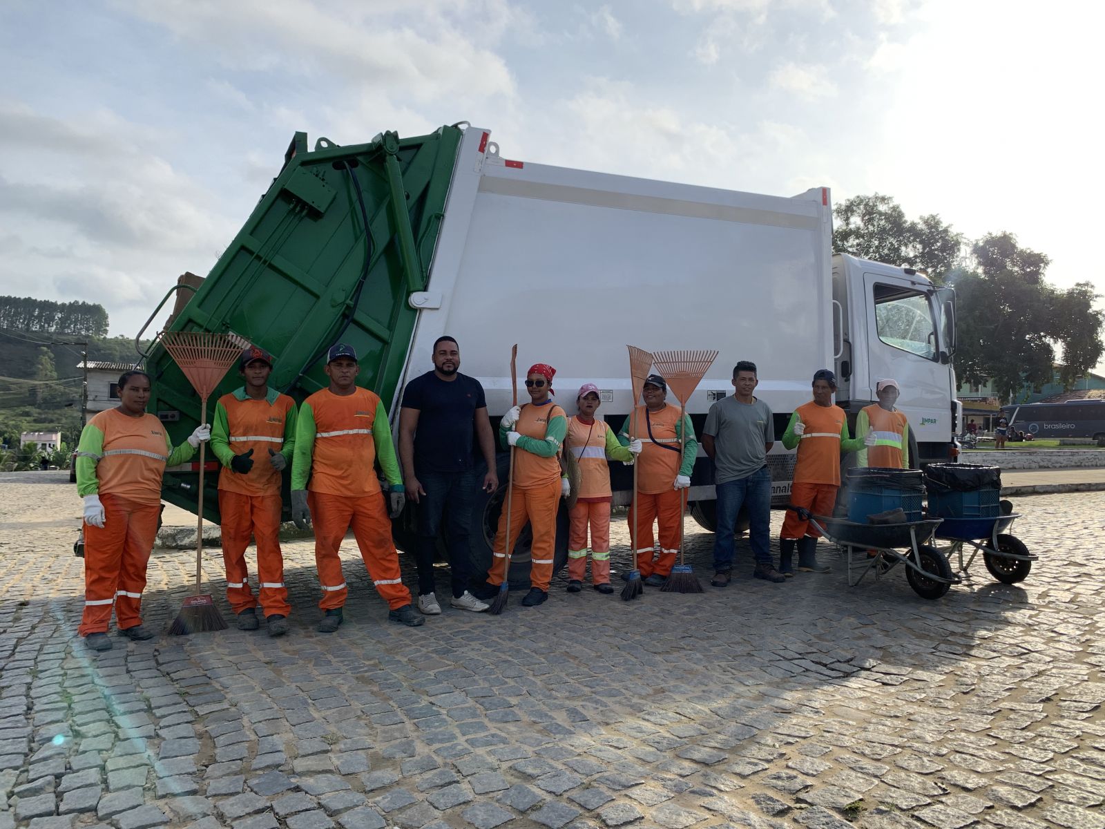 Veículo foi destinado pela empresa Limpar, responsável pelo serviço de limpeza pública urbana no município. (Foto: Alex Gonçalves/BAHIA DIA A DIA)