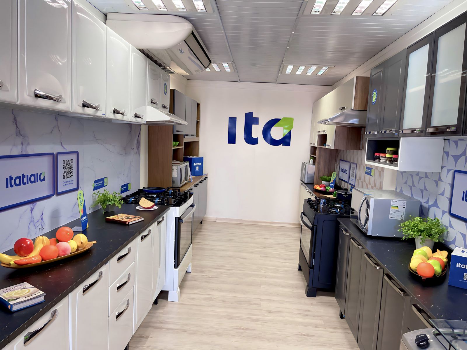 Lojas Nobre traz carreta Show Room Itatiaia a Itabela oferecendo extensa variedade de produtos. (Foto: Alex Gonçalves/BAHIA DIA A DIA)