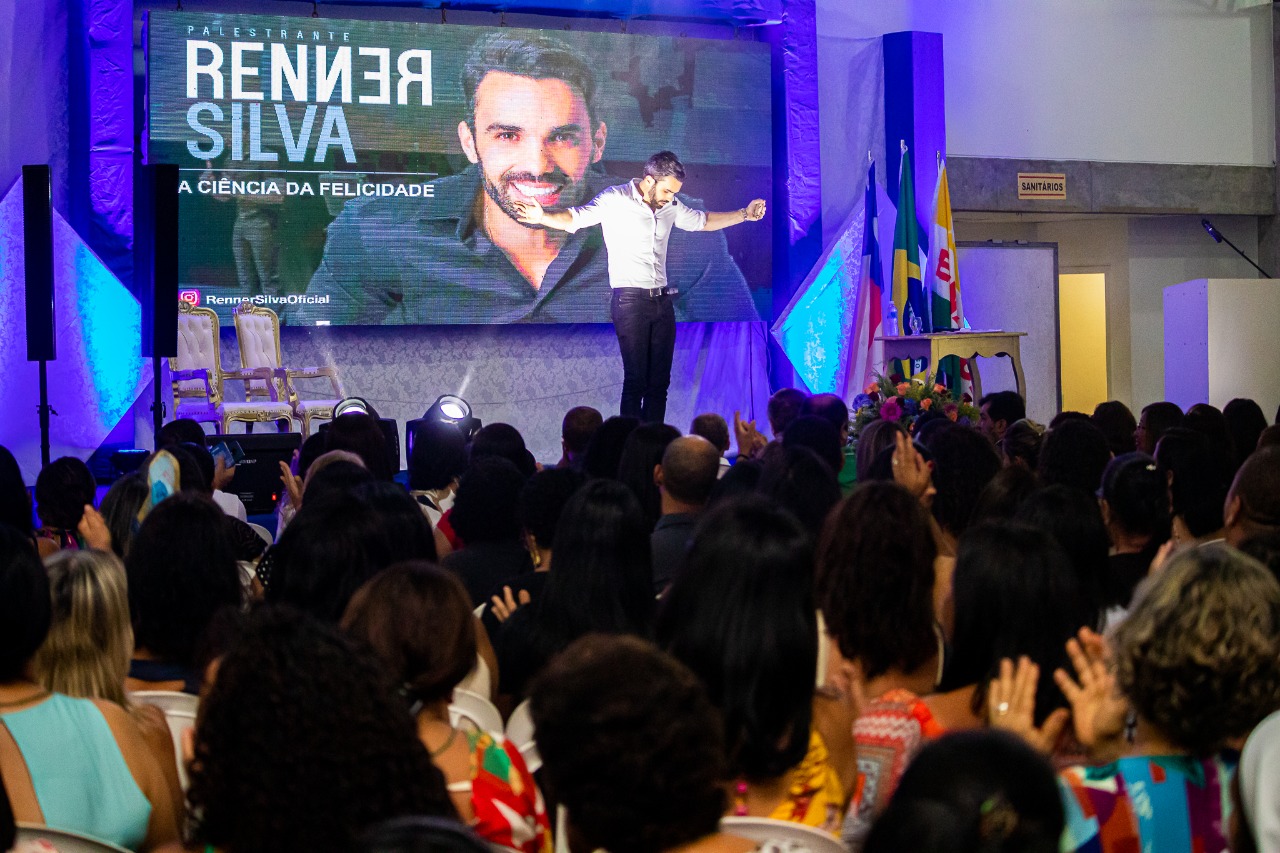 Palestra com o professor e agente motivacional Renner Silva surpreendeu os presentes com histrias humorsticas. (Foto: Divulgao/Ascom)