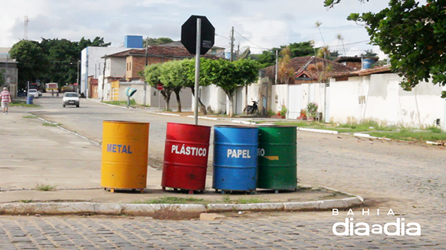 Empresa locou diversos tuneis de  lixo espalhado por diversos pontos da cidade. (Foto: BAHIA DIA A DIA)