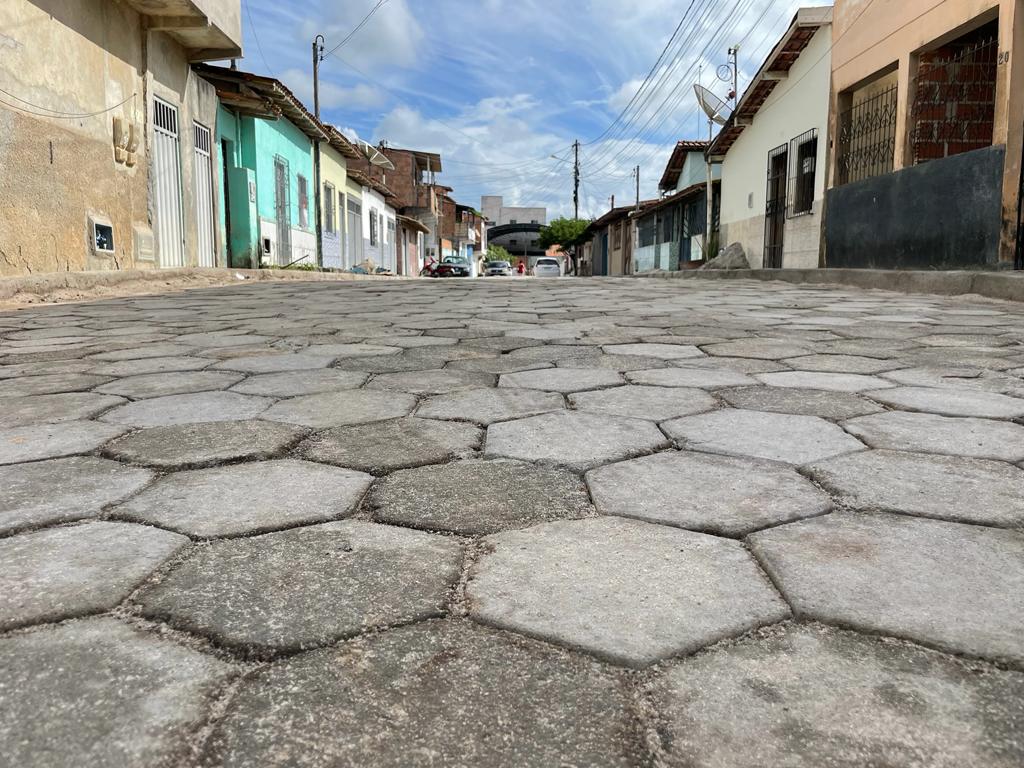Pavimentao na Rua Recife, no bairro Pequi, est em fase de finalizao