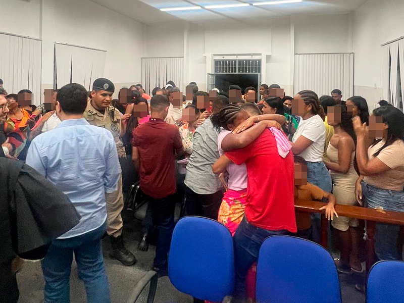 Familiares dos rus comemoraram a deciso do jri, que absolveu todos os acusados aps um dia inteiro de julgamento no Frum de Itabela. (Foto: Divulgao)