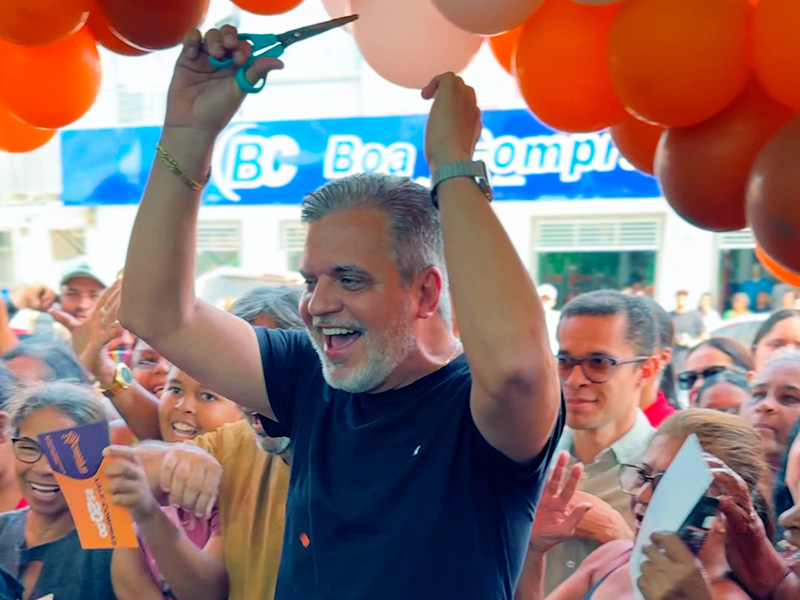 Empresário, Junior Dapé realiza o corte da fita na reinauguração. (Foto: Uiles de Oliveira/BAHIA DIA A DIA) Empresário, Junior Dapé realiza o corte da fita na reinauguração. (Foto: Uiles de Oliveira/BAHIA DIA A DIA)