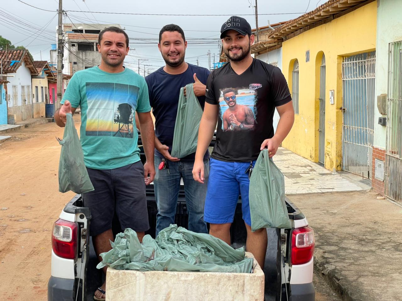 Voluntariados do projeto Amigos Solidrios realizam a entrega de peixes da Semana Santa em Itabela. (Foto: Divulgao)