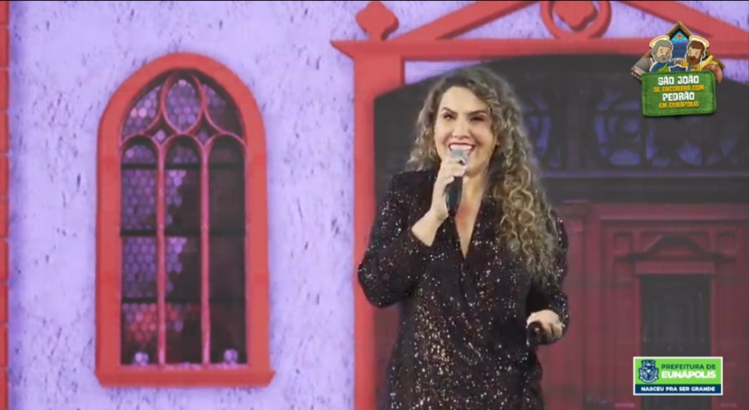 Prefeita, Cordélia Torres, foi a grande anfitriã e a apresentadora, destacando-se pela desenvoltura no palco. (Foto: Divulgação)