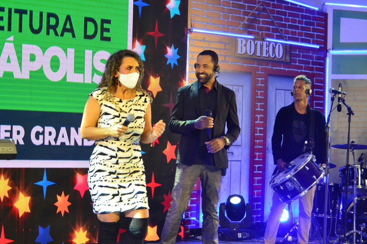 Prefeita Cordlia Torres  anuncia primeiro show da noite foi do prata da casa  Roni Brasil, comandando a banda Arriba Saia. (Foto:JNHOJE)