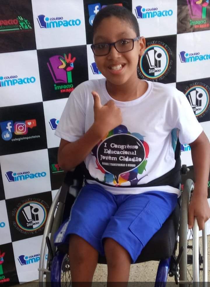 Arthur Santana Matos dos Santos, 13 anos nasceu com hidrocefalia e mioeleminigossele. (Foto: Divulgação)