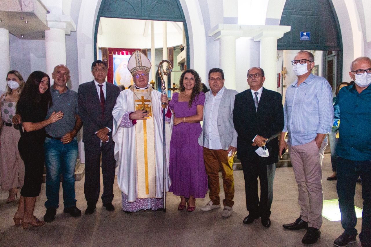 Bispo Dom Jos Edson, ao lado da prefeita Cordlia Torres, Secretrio da Casa Civil, Paulo Dap e secretariados. (Divulgao)