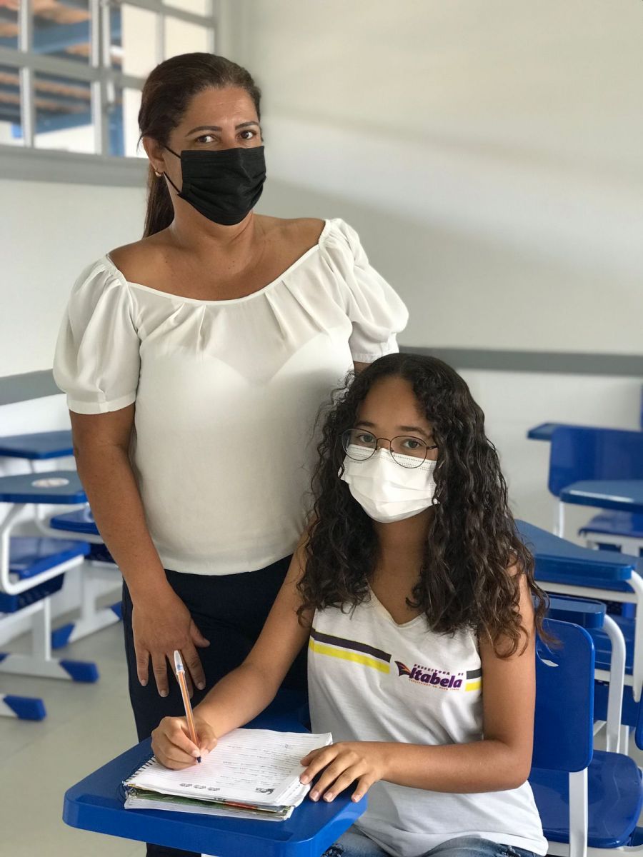 Lorena ao lado da diretora da escola modelo de Itabela, Ingrid Brandão. (Foto: Divulgação)