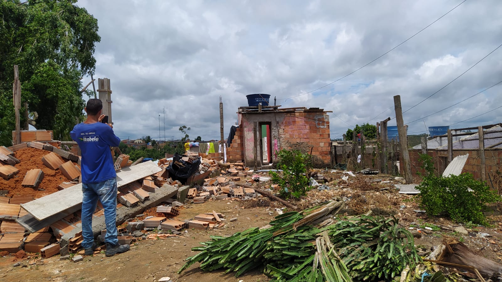 Temporal com fortes ventos que atingiu o distrito de Monte Pascoal, causou o destelhamento de diversas residências. (Foto: Divulgação)