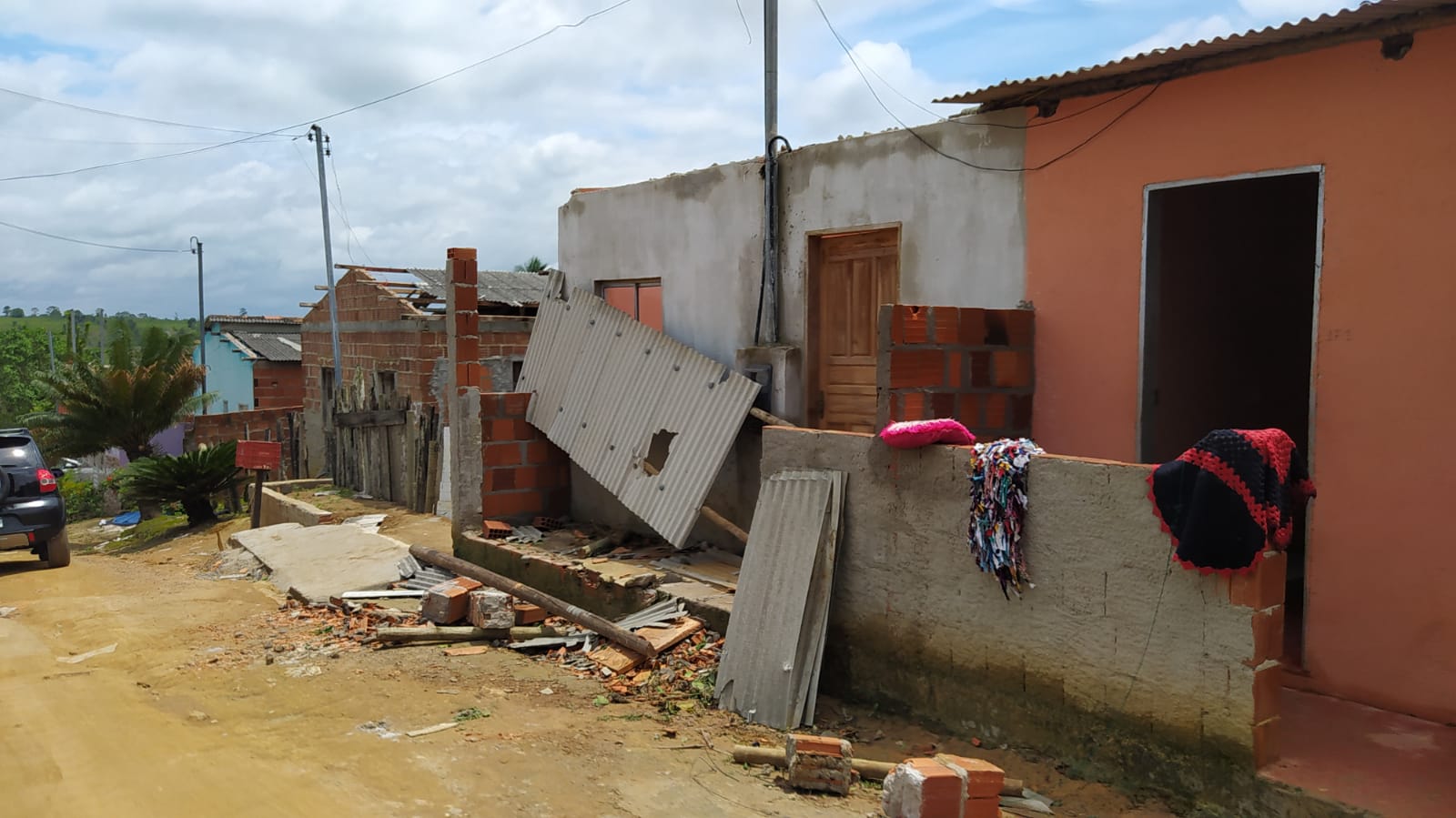 Monte Pascoal, distrito de Itabela ficou com diversos danos causados pelos fortes ventos. (Foto: BAHIA DIA A DIA)