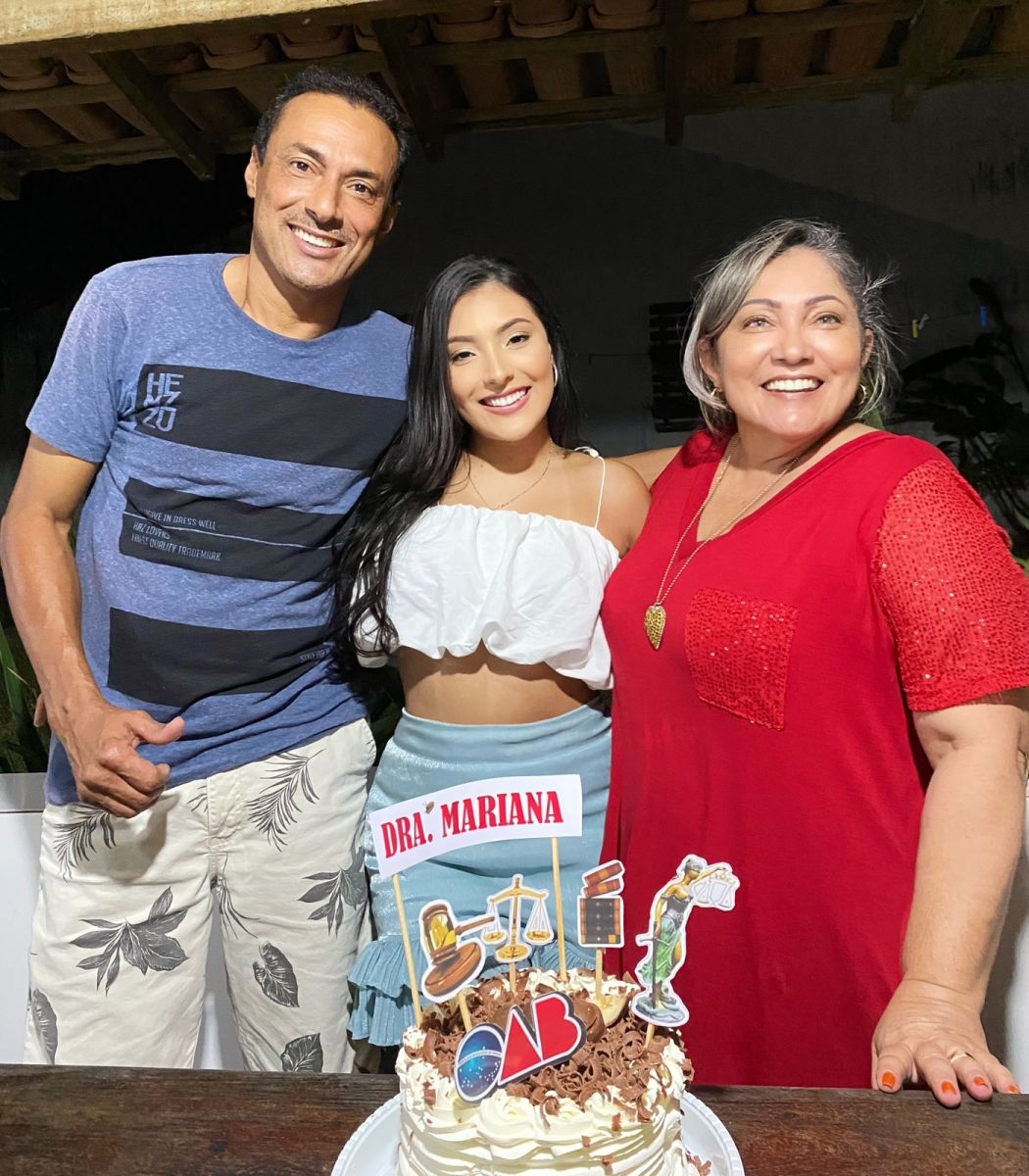 Mariana Fernandes, ao lado dos pais, Sueli Nascimento Fernandes e Odair Silva. (Foto: Divulgao)