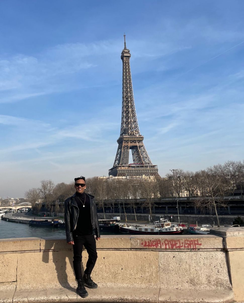 Kadu, em frente a Torre Eiffel, e Paris, capital da Frana. (Foto: Divulgao)