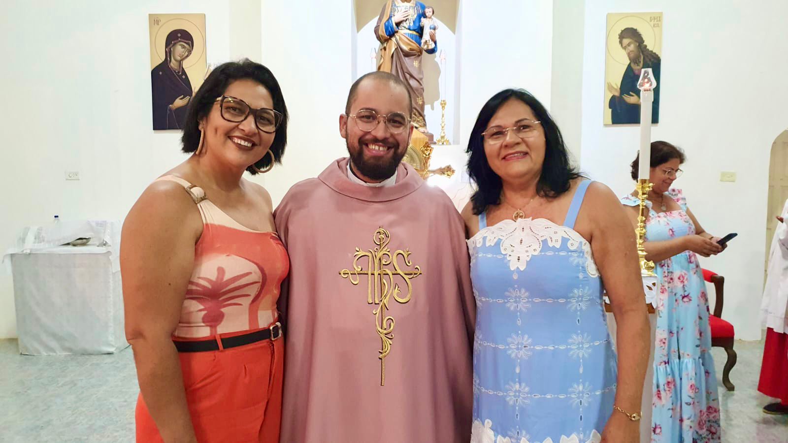 Prefeita, Marlene Dantas e Patrícia, Secretaria de Governo, ao lado do Padre Danilo. (Foto: Divulgação)