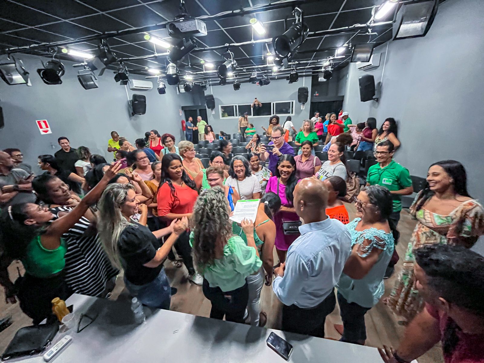 Prefeita Cordélia Torres decreta prorrogação do REDA em reunião com profissionais da Assistência Social. (Foto: Divulgação)