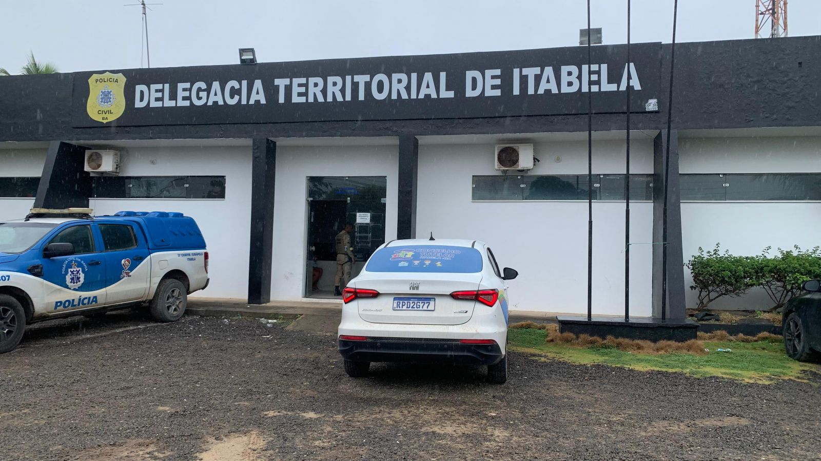 Criana de 5 anos acorrentada  resgatada pelo Conselho Tutelar em Itabela. (Foto: Divulgao)