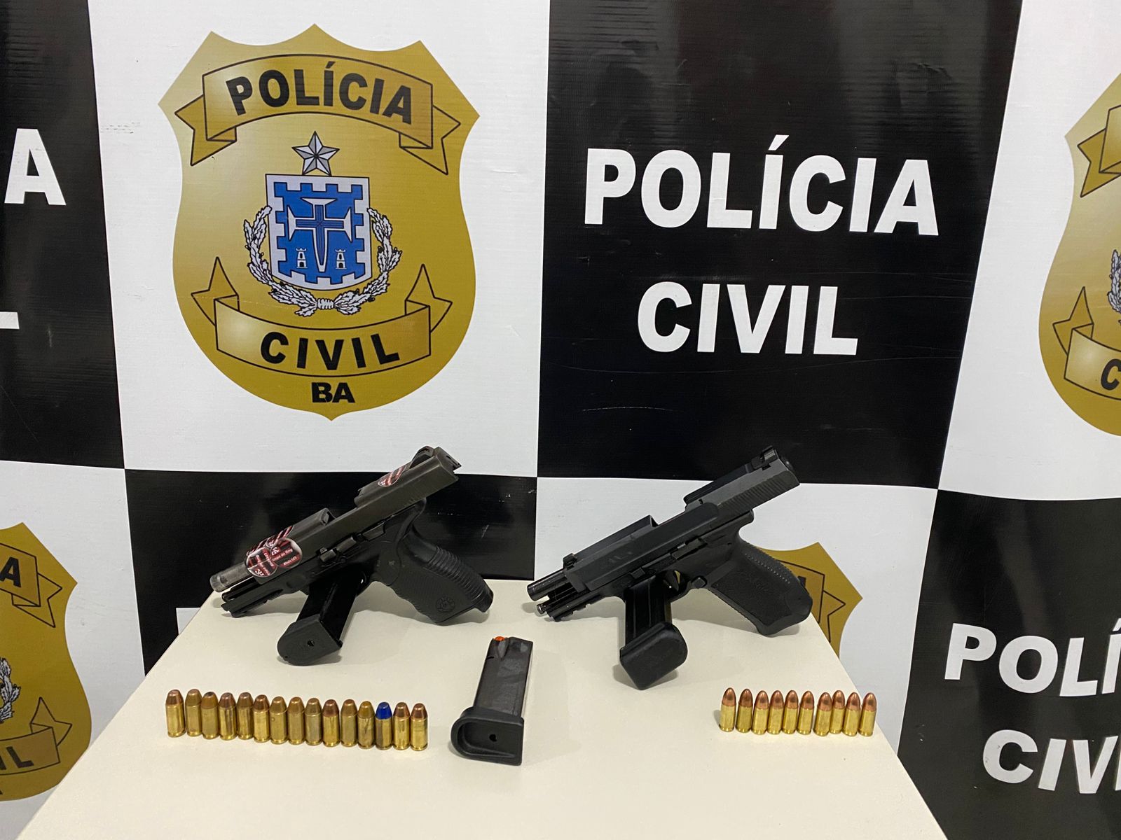 Armas e munies apreendidas. (Foto: Divulgao)