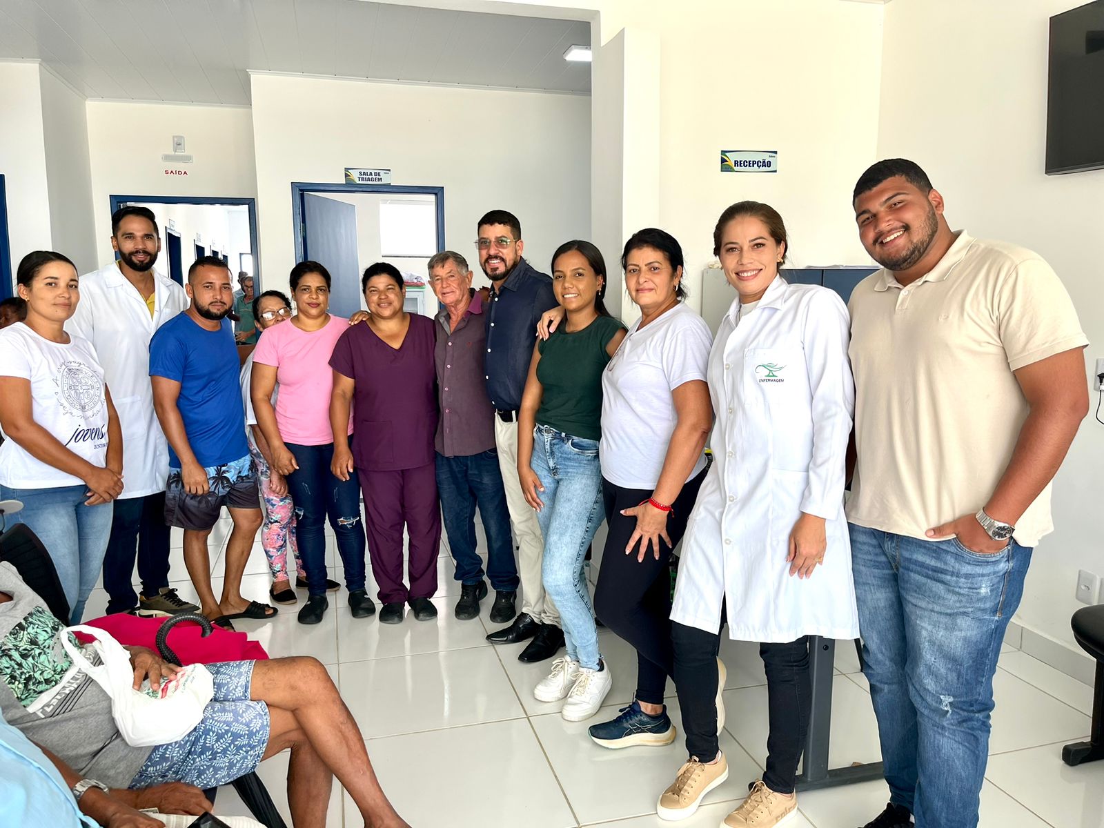 Prefeito Flauzino com a equipe da Unidade de Sade de Monte Pascoal. (Foto: Divulgao)