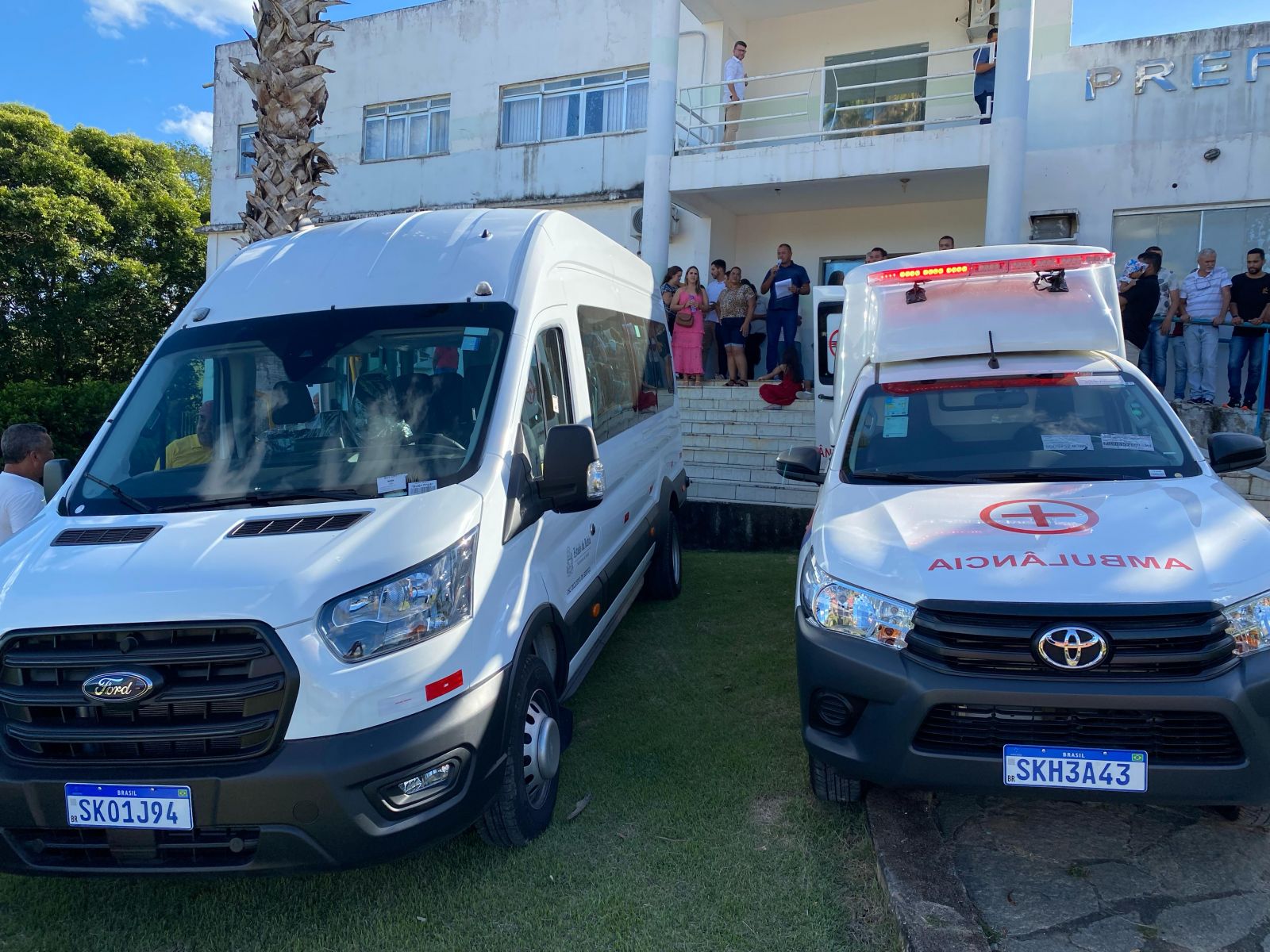 Prefeitura adquiriu dois novos veculos, uma Van e uma Hilux. (Foto: Divulgao)