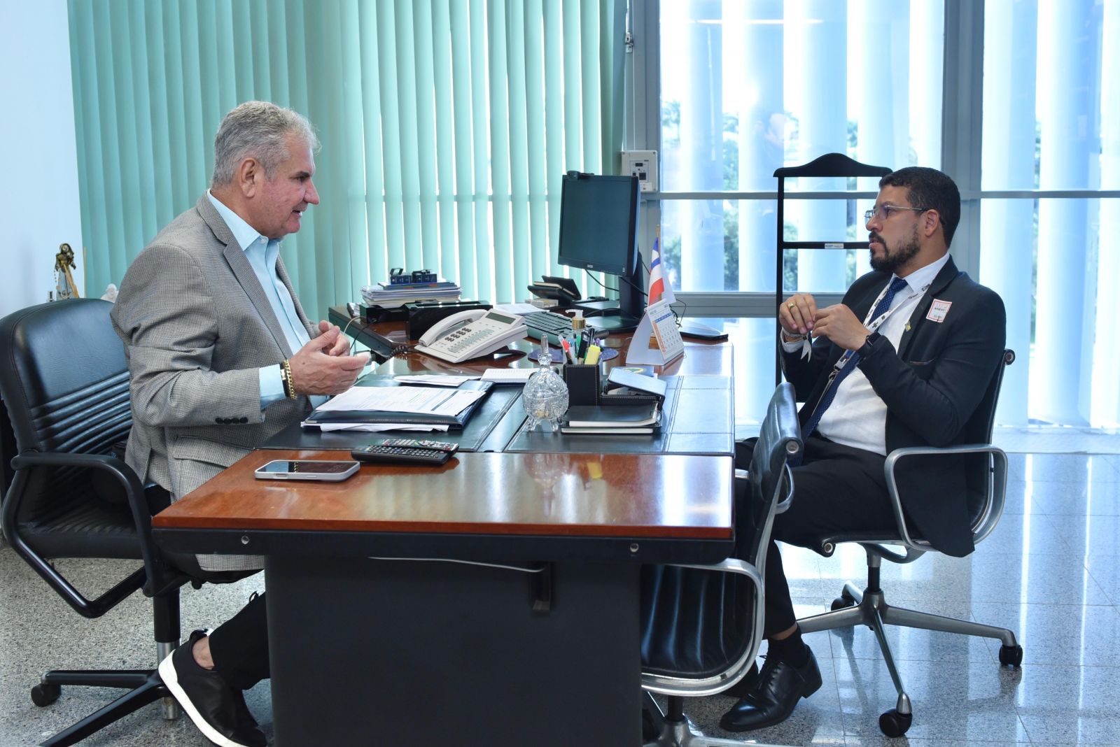 Em Braslia, prefeito Flauzino solicita recursos ao senador ngelo Coronel para a construo do novo hospital de Itabela. (Foto: Divulgao)