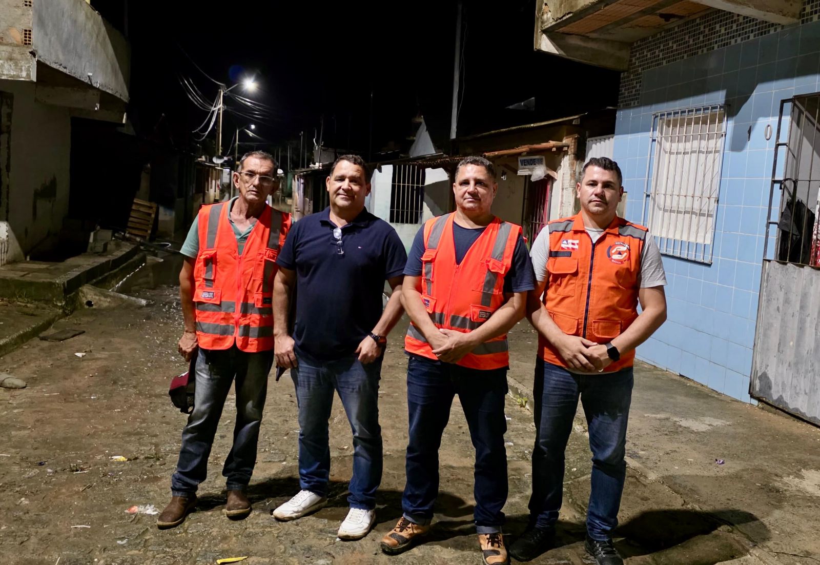 Prefeito Ricardo Flauzino delibera equipes para minimizar alagamento causado pelas chuvas no bairro da Bacia. (Foto: Divulgao)