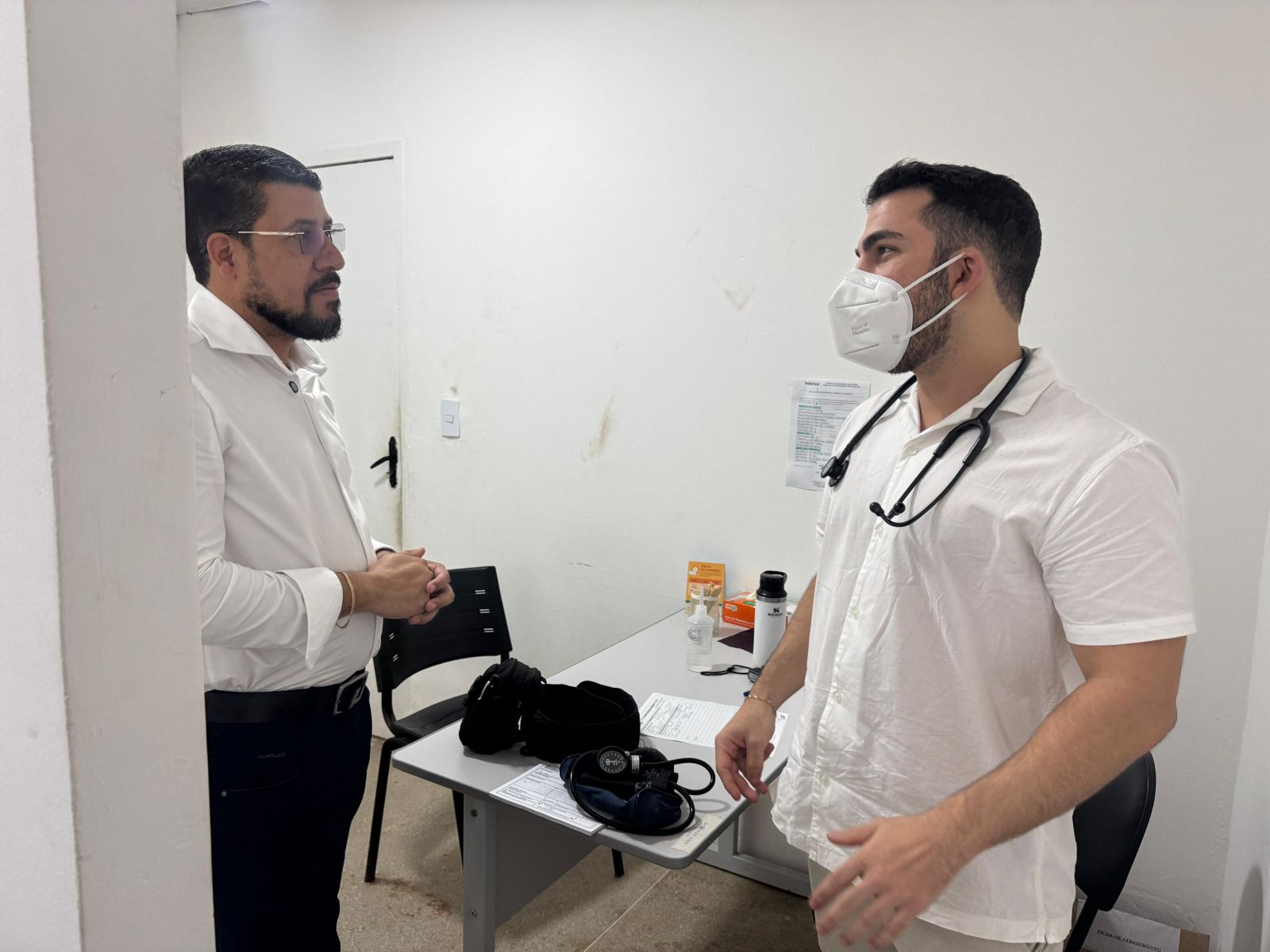 Prefeito Ricardo Flauzino visita o Hospital Frei Ricardo e apresenta novo planto com dois mdicos. (Foto: Divulgao)