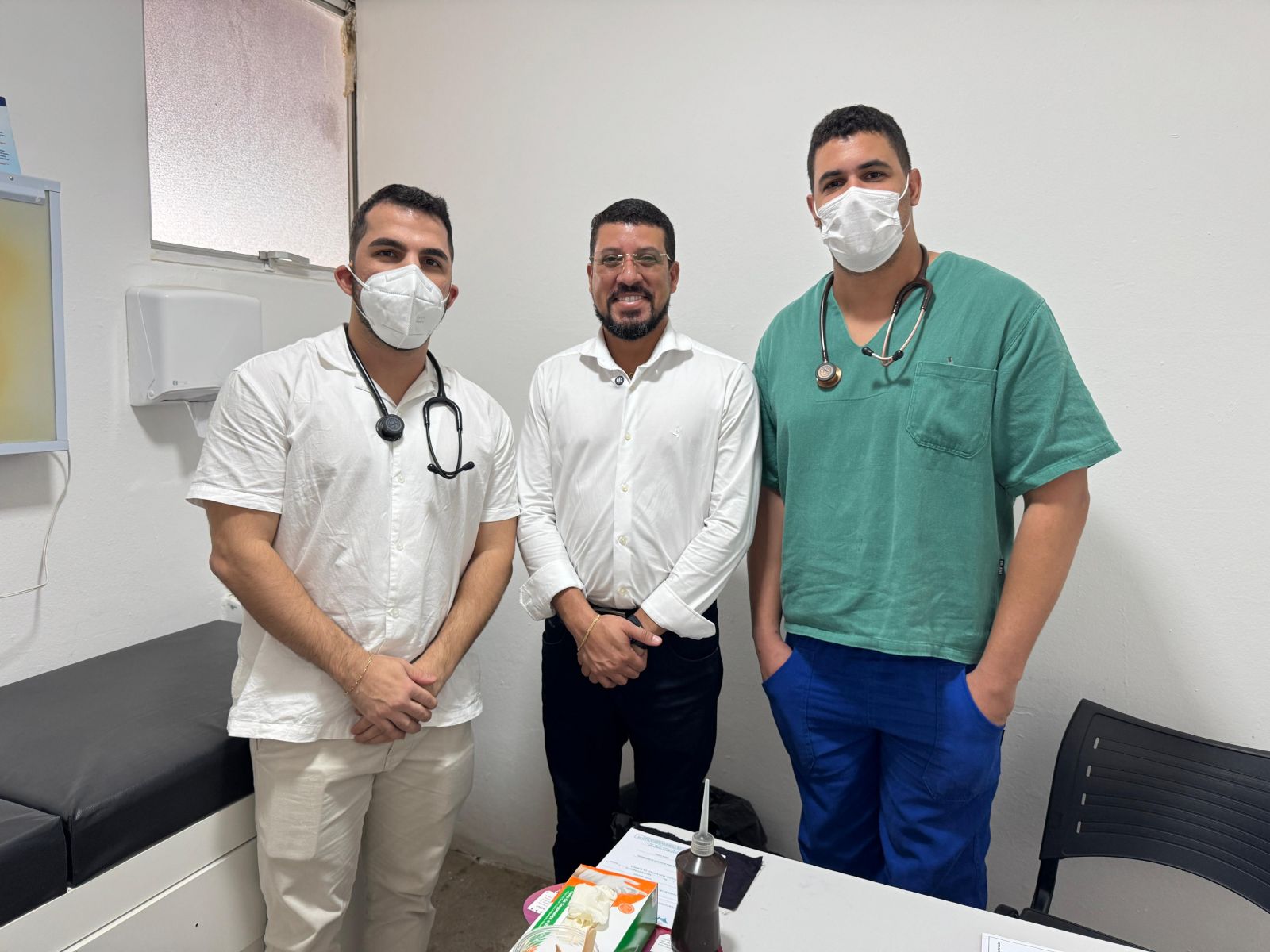 Prefeito Ricardo Flauzino visita o Hospital Frei Ricardo e apresenta novo planto com dois mdicos. (Foto: Divulgao)