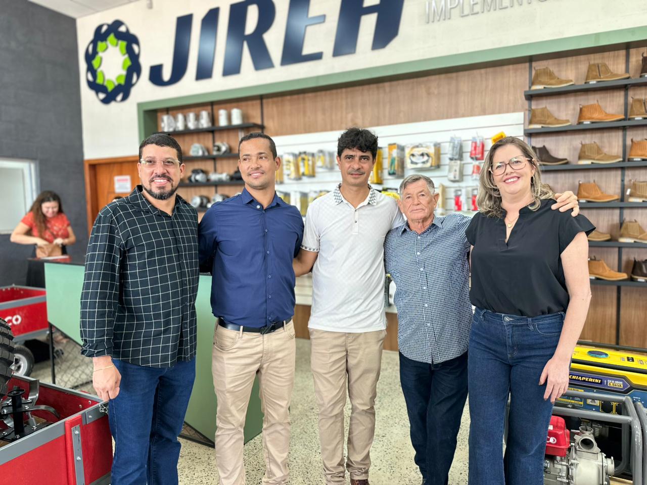 Prefeito Ricardo Flauzino, vice-prefeito Z Sossai, presidente da Cmara Simone Sossai, vereador Alex da Pax e empresrio Uilis Denardi. (Foto: BAHIA DIA A DIA)