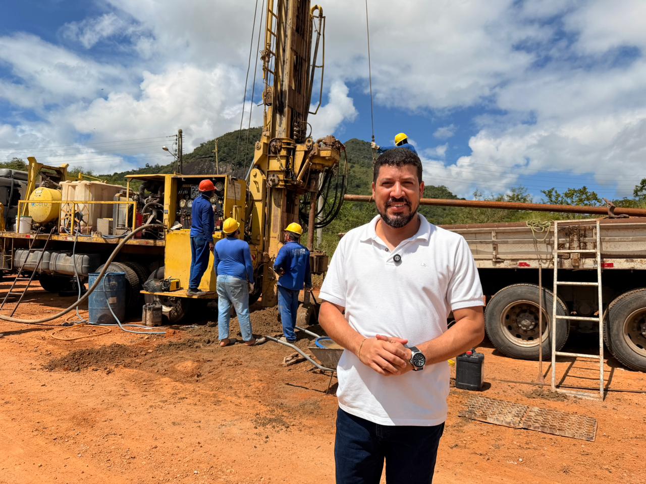 Prefeito Ricardo Flauzino acompanha in�cio da perfura��o de po�o artesiano no povoado do Montinho