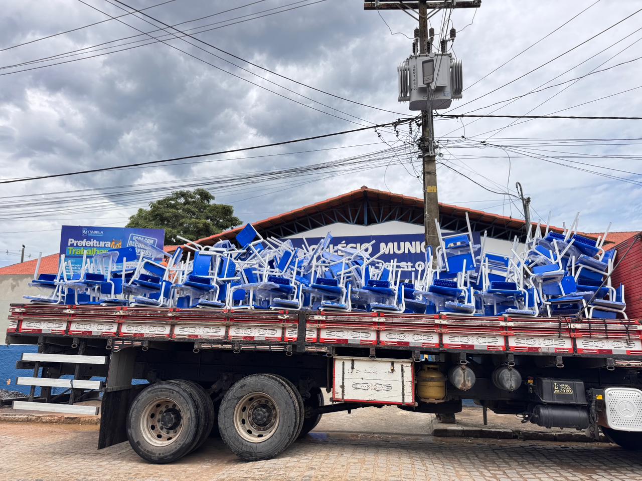 Prefeitura de Itabela entrega novas carteiras escolares e reforça melhorias na rede municipal de ensino Prefeitura de Itabela entrega novas carteiras escolares e reforça melhorias na rede municipal de ensino