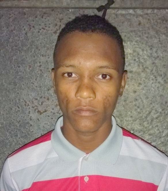 Suspeito de tráfico morre após trocar tiros com a PM em Itabela Suspeito de tráfico morre após trocar tiros com a PM em Itabela