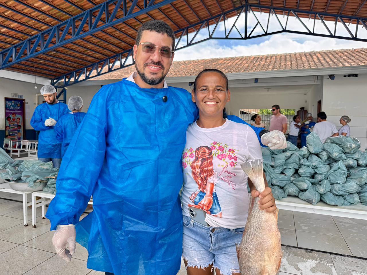 Prefeito Ricardo Flauzino acompanha entrega de 7 toneladas de peixes da Semana Santa em Itabela