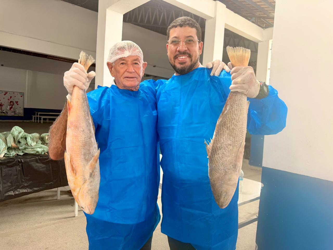 Prefeito Ricardo Flauzino acompanha entrega de 7 toneladas de peixes da Semana Santa em Itabela