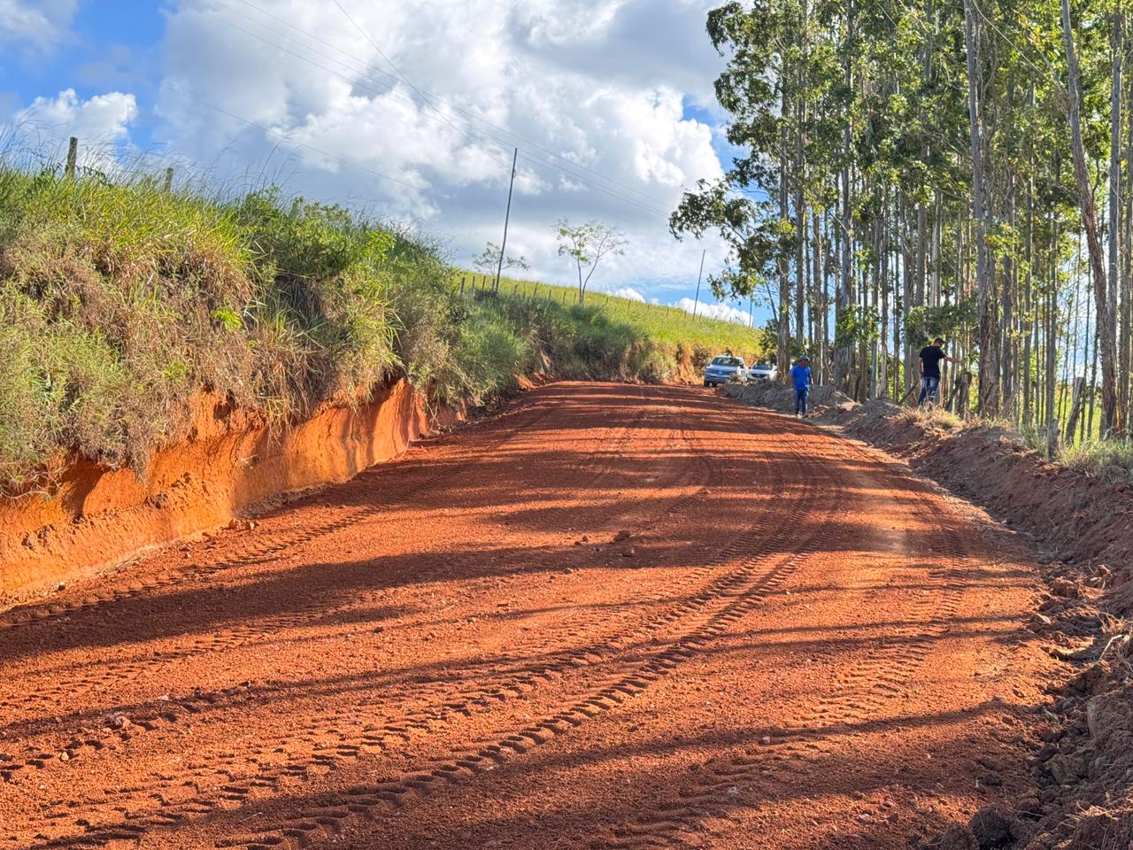Prefeitura avan�a com patrolamento e cascalhamento de estrada vicinal entre Itabela e o distrito do Queimado