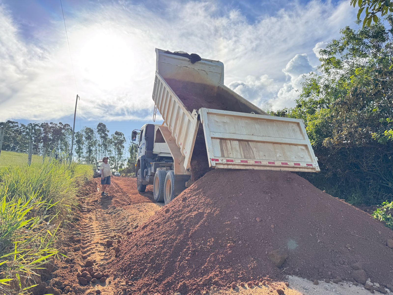 Prefeitura avan�a com patrolamento e cascalhamento de estrada vicinal entre Itabela e o distrito do Queimado