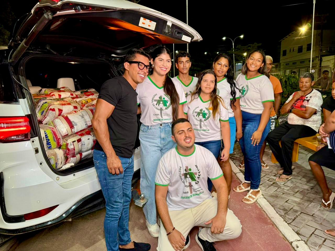Em clima de festa, Cherminho Premia��es entrega Hilux SW4 para moradora de Itabela