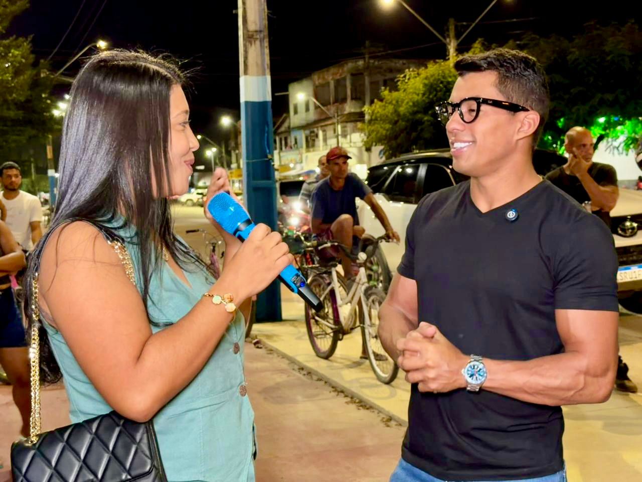 Em clima de festa, Cherminho Premia��es entrega Hilux SW4 para moradora de Itabela