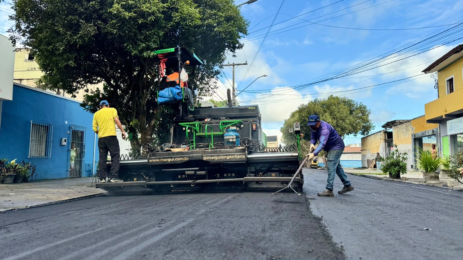 Avenida Rui Barbosa come�a a receber asfalto no Centro de Eun�polis