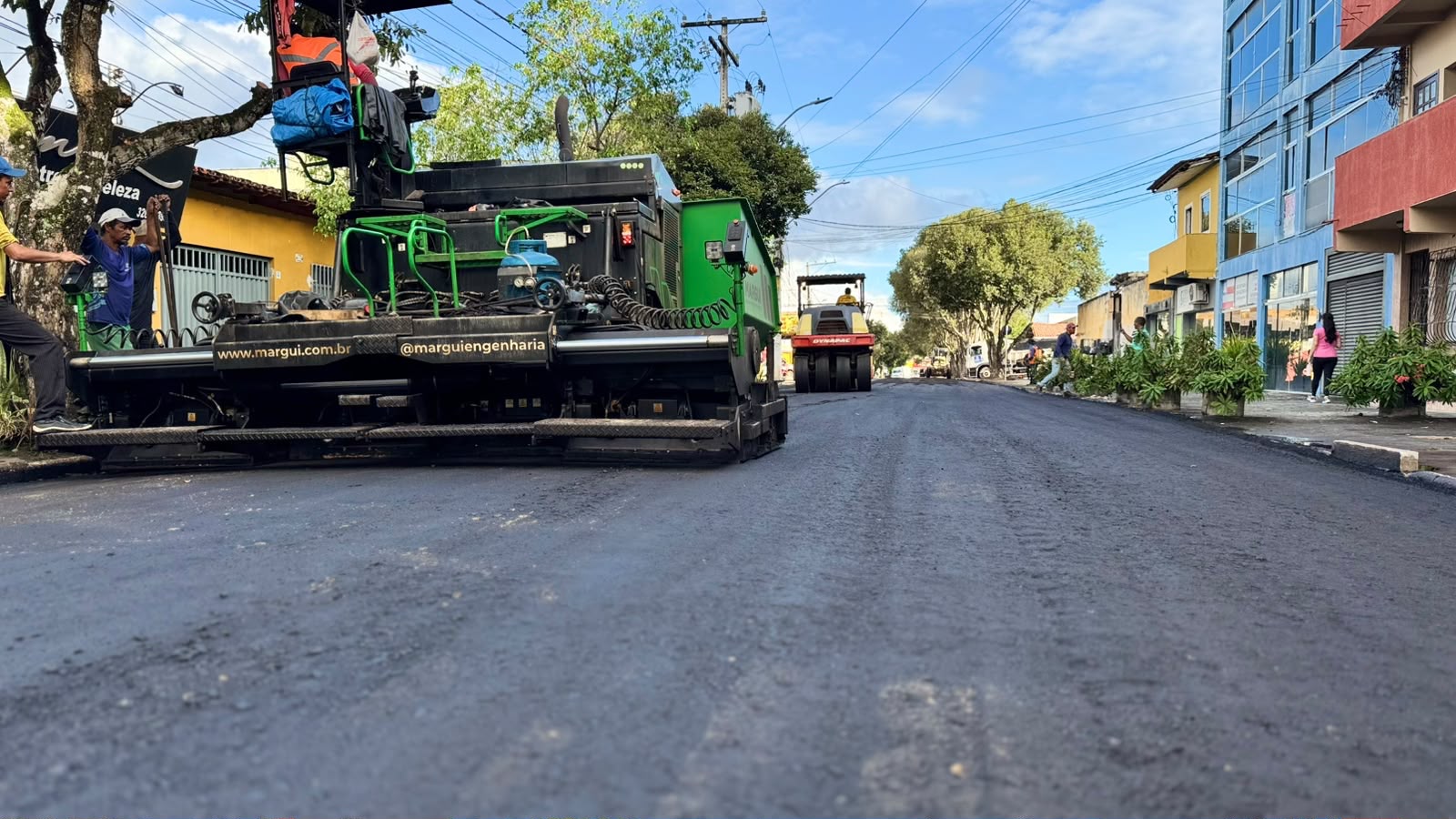 Avenida Rui Barbosa come�a a receber asfalto no Centro de Eun�polis