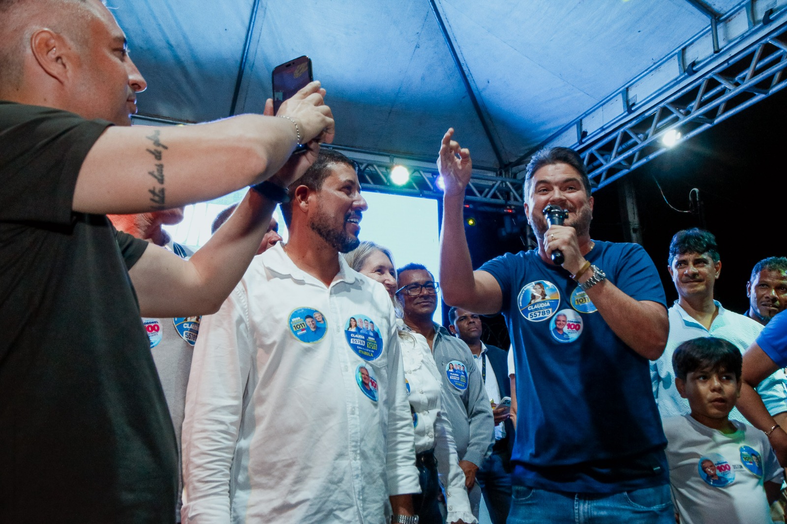Flauzino e Francisqueto re�nem multid�o em encontro pol�tico com Cl�udia Oliveira e Diego Coronel em Itabela