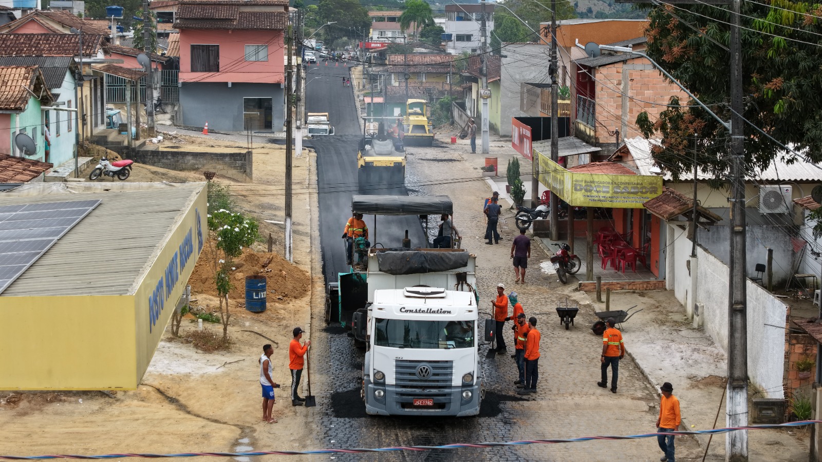 Prefeito Flauzino acompanha reta final da pavimenta��o asf�ltica e destaca obra hist�rica para Monte Pascoal