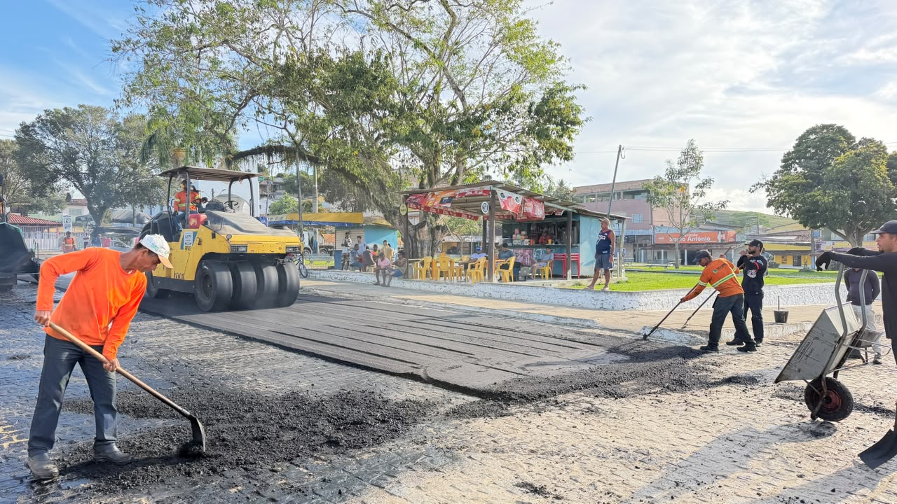 Prefeito Flauzino acompanha reta final da pavimenta��o asf�ltica e destaca obra hist�rica para Monte Pascoal
