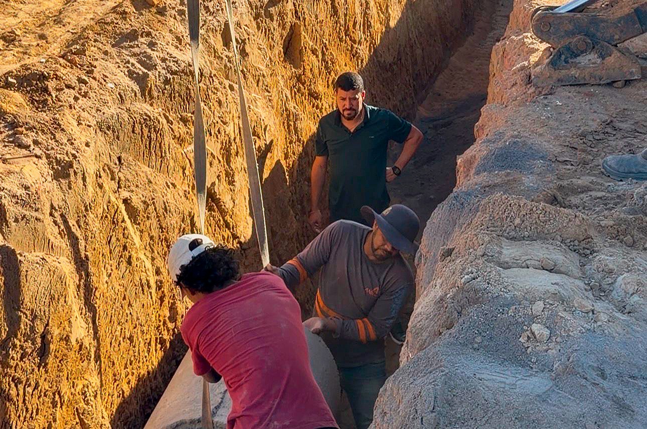 Prefeito Ricardo Flauzino acompanha obras de manilhamento e pavimenta��o na Rua Ayrton Sena