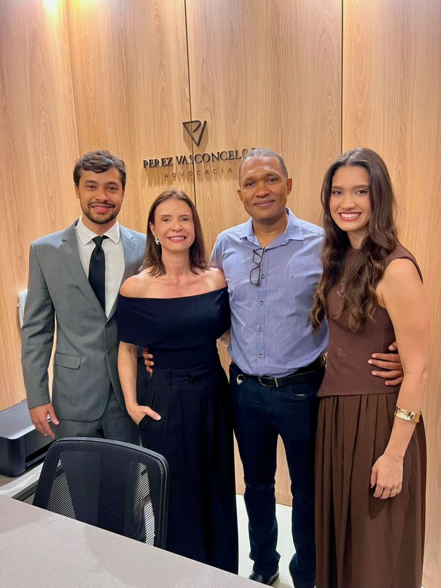 Os irm�os advogados Matheus Vasconcelos e Amanda Perez ao lado dos pais, os empres�rios Emerson Vasconcelos e Rog�ria Perez.