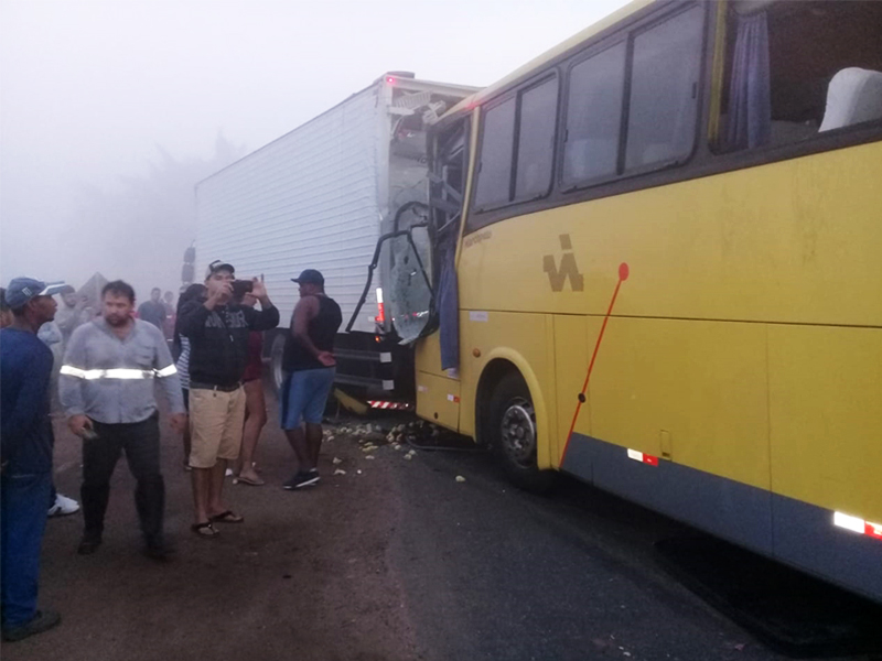 Acidente entre ônibus e caminhões-baú deixa um morto e feridos BR-101. (Foto: Reprodução/Whatsapp)