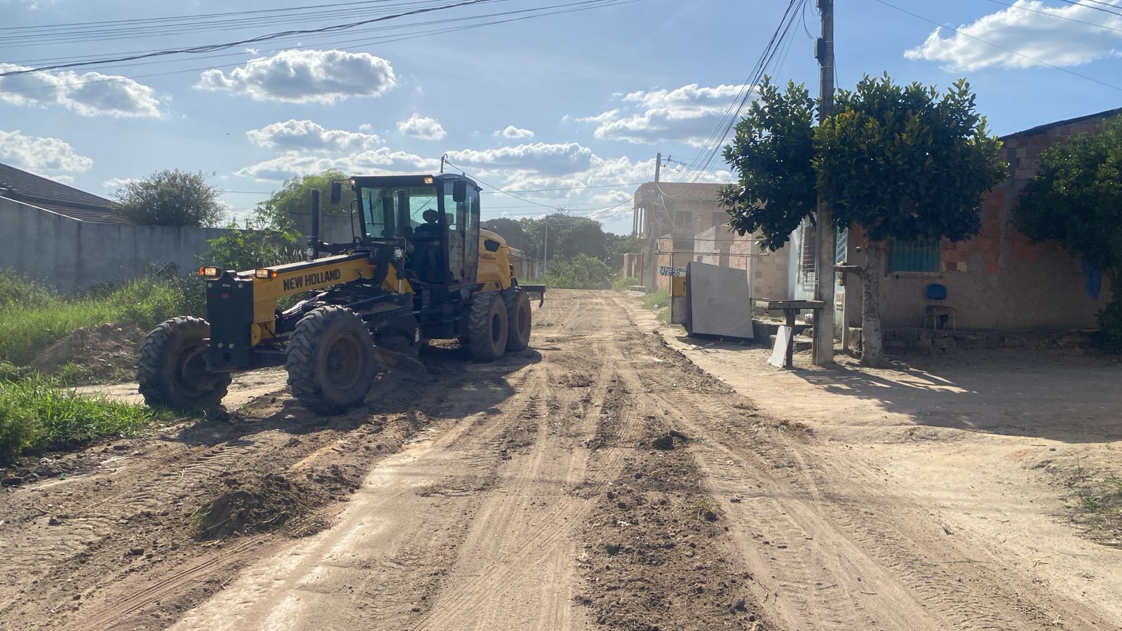 Com tempo firme, Prefeitura de Eunpolis intensifica operao Tapa-Buracos e patrolamento; pavimentaes sero retomadas