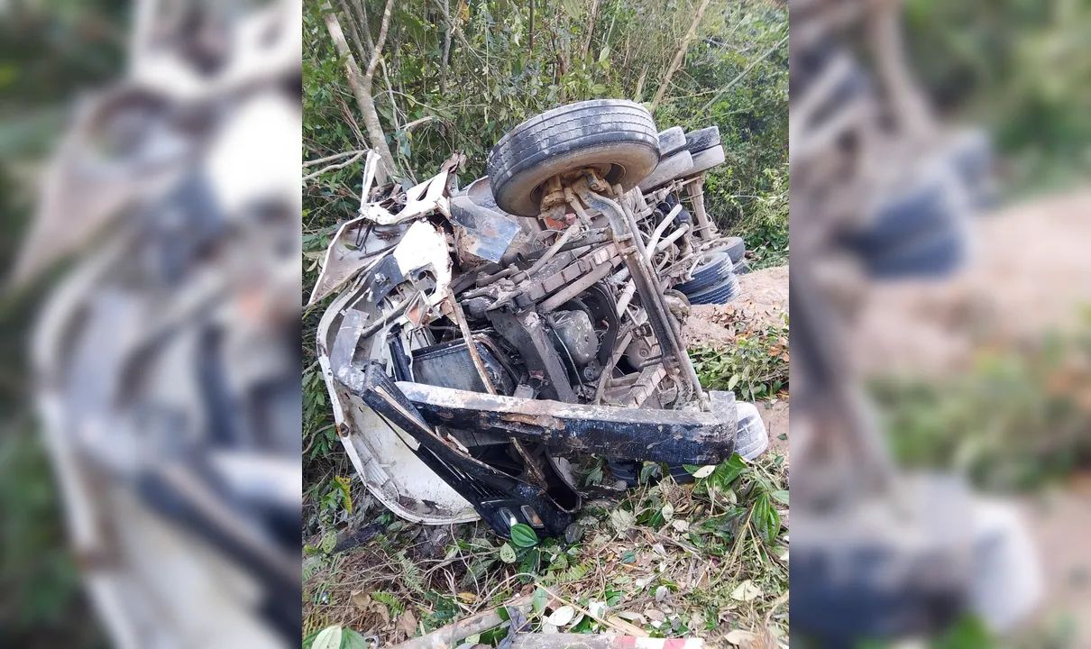 Caminhes despencam em ribanceira em Trancoso e motoristas ficam feridos - (Foto: Divulgao)