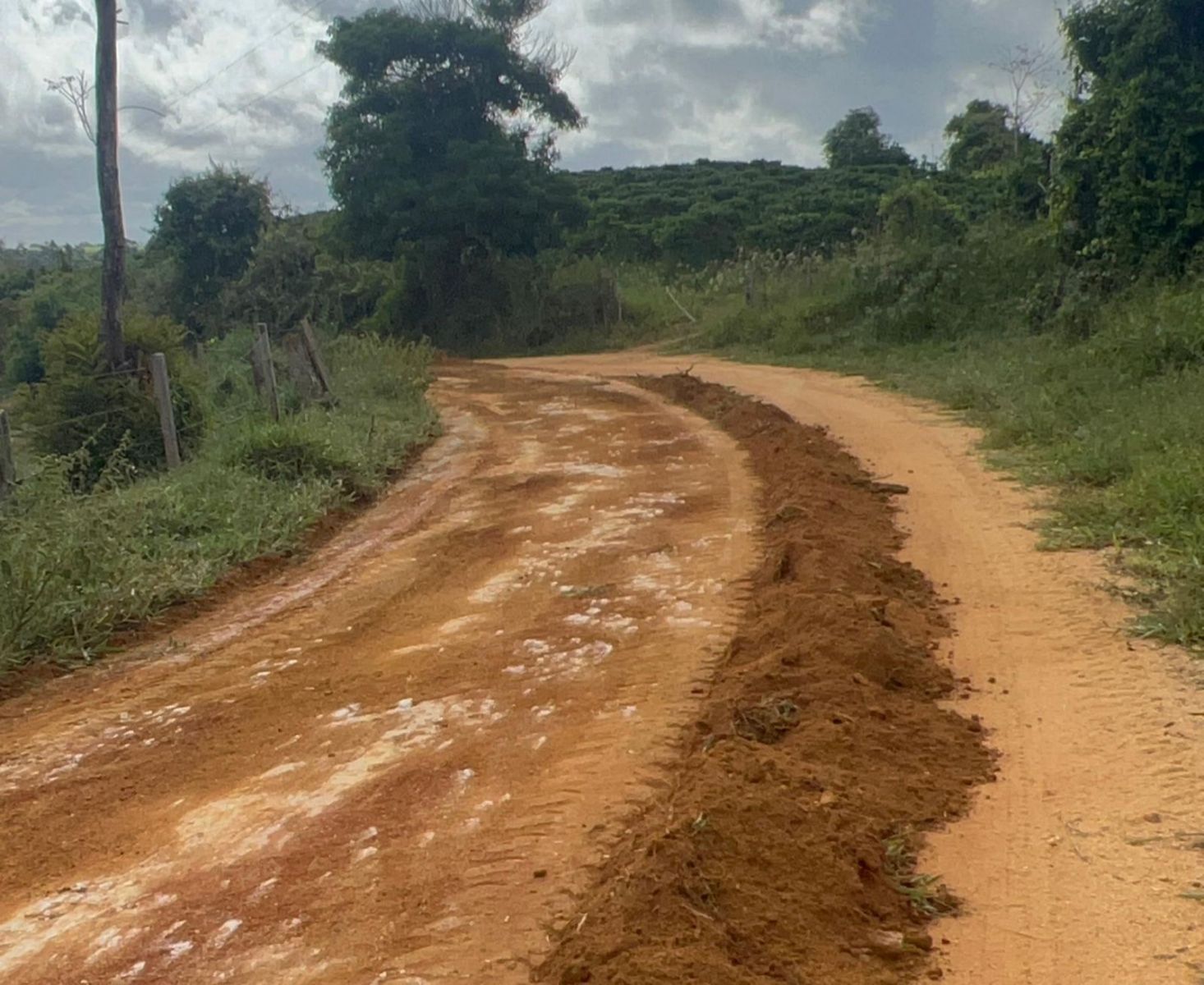 Prefeitura de Eunpolis realiza obras de cascalhamento e patrolamento na ladeira da Petrolina, Zona Rural - (Foto: Divulgao)