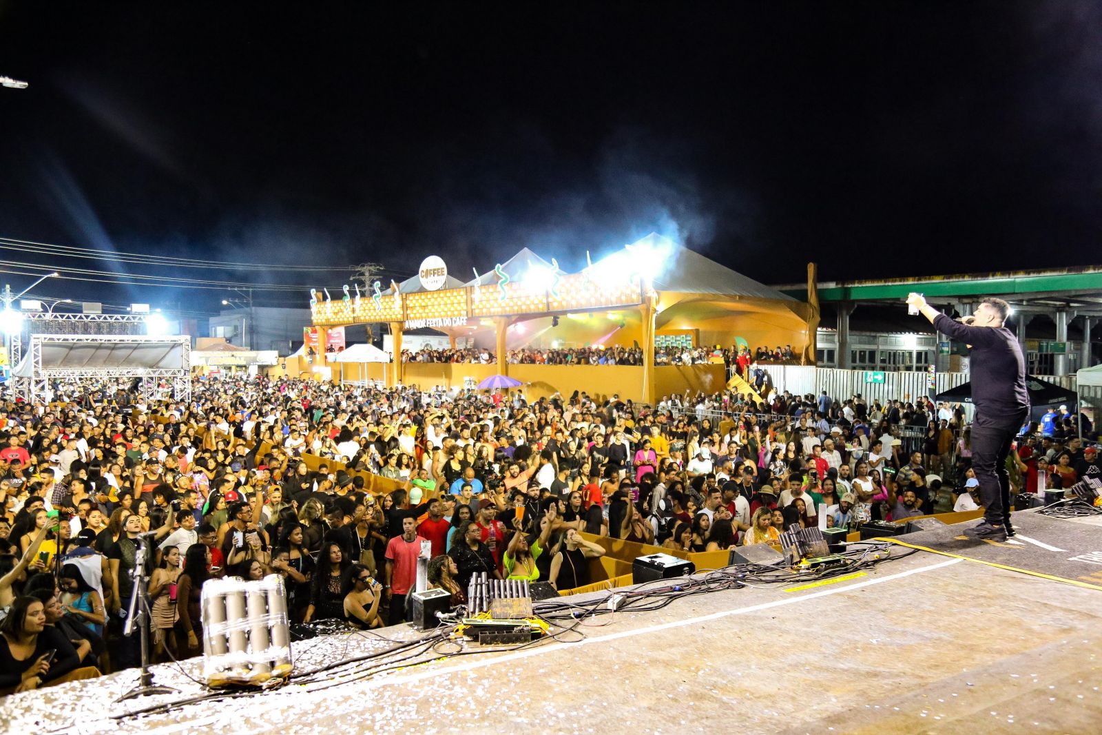 Itabela  tomada por multido na abertura da 14 edio da Festa do Caf - (Foto: Elder Freitas)